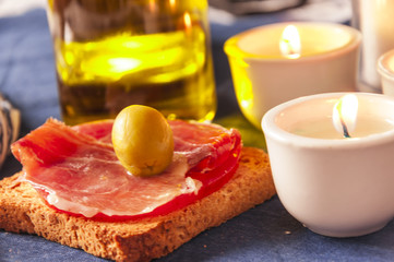 Tostada y velas, Desayuno Mediterráneo, food, café, tostada, jamón, coffe cup, toast, toast with ham, milk, olive