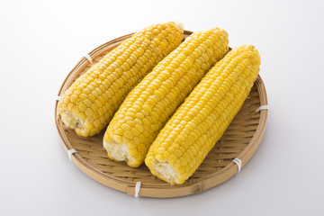 ザルに盛ったトウモロコシ