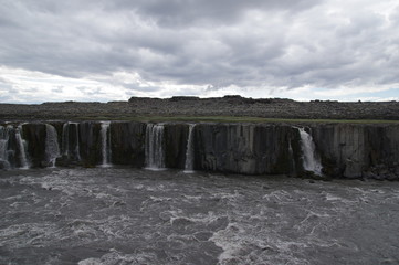 Kleine Nebenwasserfälle am Selfoss auf Island