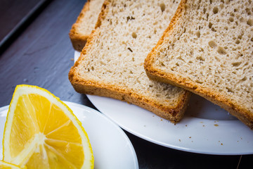 sliced bread chopped lemon and sause