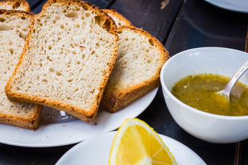 sliced bread chopped lemon and sause
