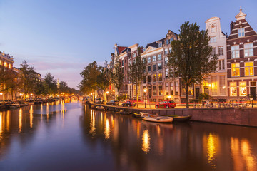 Fototapeta na wymiar Beautiful authentic dutch with canal of Amsterdams at twilight night