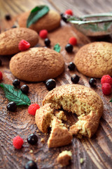 Outmeal biscuits with berries and mint