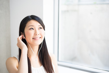 音楽を聴く女性