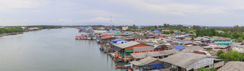 Fototapeta na wymiar Panorama of fisherman cottages in gulf of Thailand