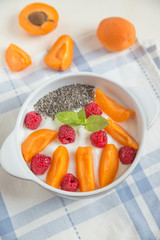 Joghurt mit Aprikosen und Beeren 