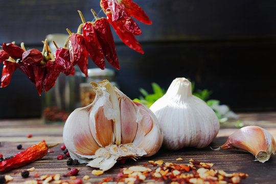 Fresh garlic and dried red hot chili peppers