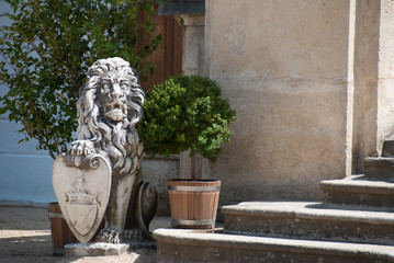 Lew z tarczą herbową na zamku we Vranov nad Dyjí, Czechy. - obrazy, fototapety, plakaty