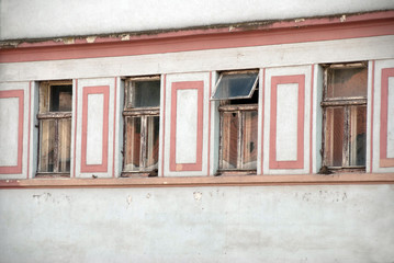 Vranov nad Dyjí, Czechy. Okna jednej z kamienic. - obrazy, fototapety, plakaty