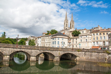 Niort. Le pont sur la Sèvre Niortaise et l'église saint André. Deux Sèvres, Poitou Charentes