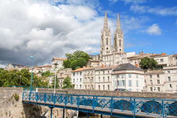Niort. Le pont et la passerelle sur la Sèvre Niortaise et l'église saint André. Deux Sèvres,...