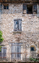 Dans les rue du village de Sault, au pays des lavandes