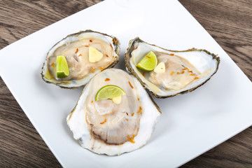 Raw oysters with lime