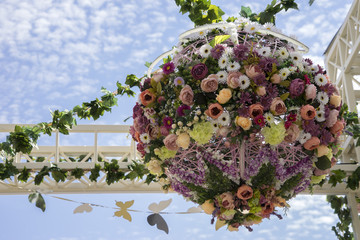 Украшение из цветов.