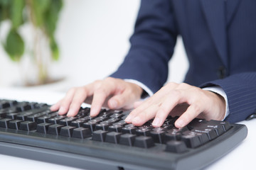 パソコンを入力する手　ビジネス