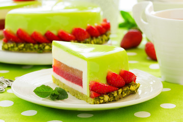 Cake with vanilla yogurt and strawberry mousse covered with a mirror coating.