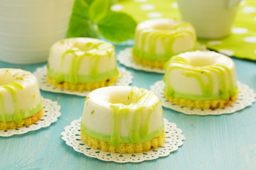 Small cheesecake with lime and dietary cheese.