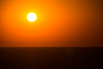 Fototapeta na wymiar Beautiful sunset over the sea