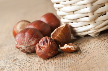 noisettes sur table en vieux bois