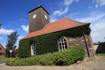 Fototapeta premium Dorfkirche als Wanderziel / Wanderkirche in Althüttendorf in der Schorfheide