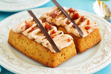 Banana-caramel cupcakes with cream 