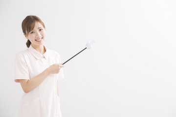 指し棒を持った白衣の女性
