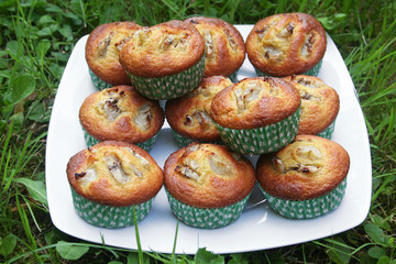 muffin alla banana su piatto  sul prato