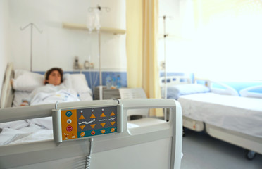 cama hospital enfermo en la cama pandemia U84A0665-f16 - obrazy, fototapety, plakaty