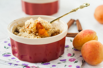 crumble with apricot and cinnamon - 115868160