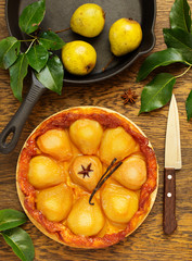 Pear tart Tatin with caramel.