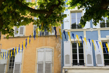 Fassede  mit bunten Wimpeln in Crest