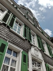 Fototapeta na wymiar Haus mit grünen Fensterläden