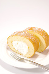 生クリームたっぷりのロールケーキ