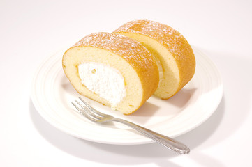 生クリームたっぷりのロールケーキ