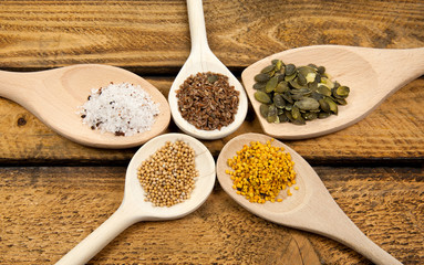 Gewürze und Cerealien