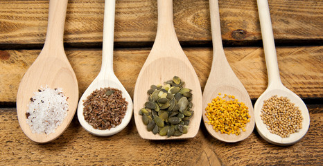 Gewürze und Cerealien