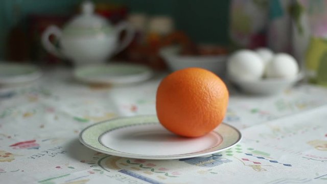 Man putting citrus fruit on a plate