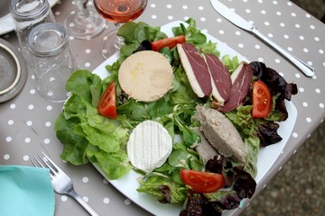 Salade périgourdine avec foie gras et magret fumé
