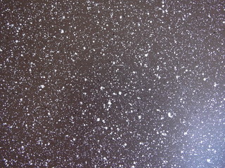 черная  текстура на которую нанесен белый абстрактный рисунок    