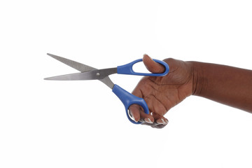 main femme noire africaine tenant ciseaux