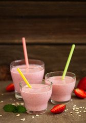 A refreshing smoothie with oatmeal and strawberries.