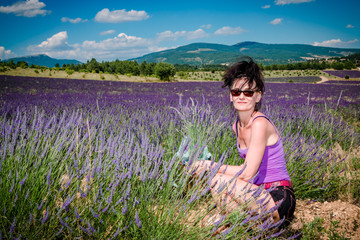 Femme dans un champ de lavandes en Provence