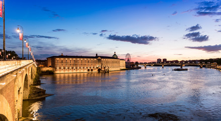 Fototapeta premium La Garonne à Toulouse en Occitanie, France