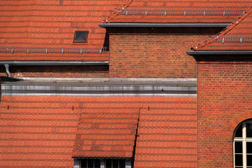 Ziegelhaus mit Schwalben 