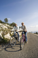 Obraz premium couple de sénior à vélo 