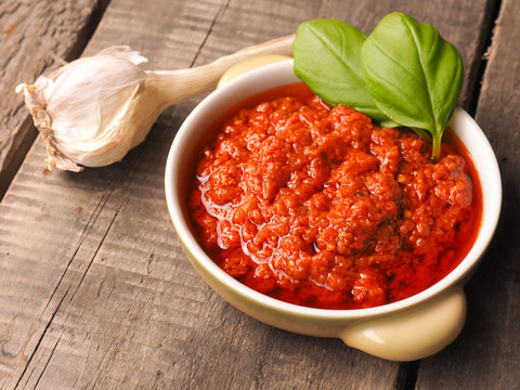 Red pesto with tomatoes and garlic