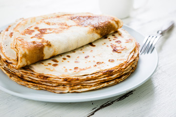A stack of thin pancakes