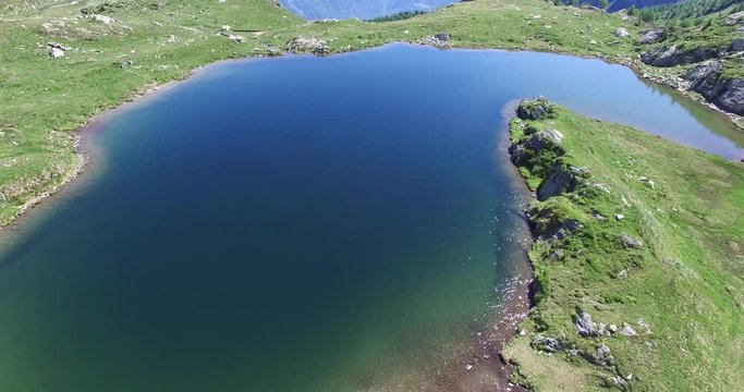 Lago alpino - Alpi Italiane - Sorvolo con drone
