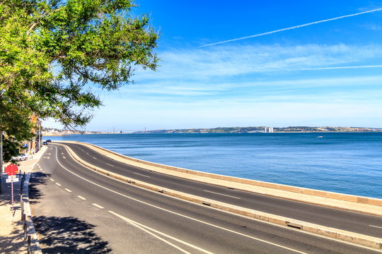 Vista da Marginal em Pa&ccedil;o de Arcos Oeiras