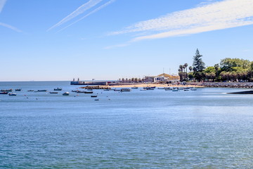 Fototapeta na wymiar Vista da praia velha em Paço de Arcos